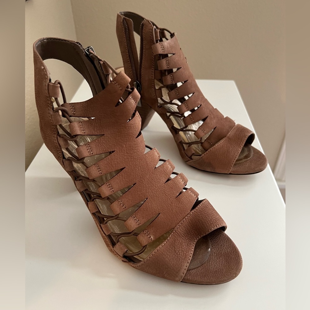 Vince Camuto, size 8, dark taupe